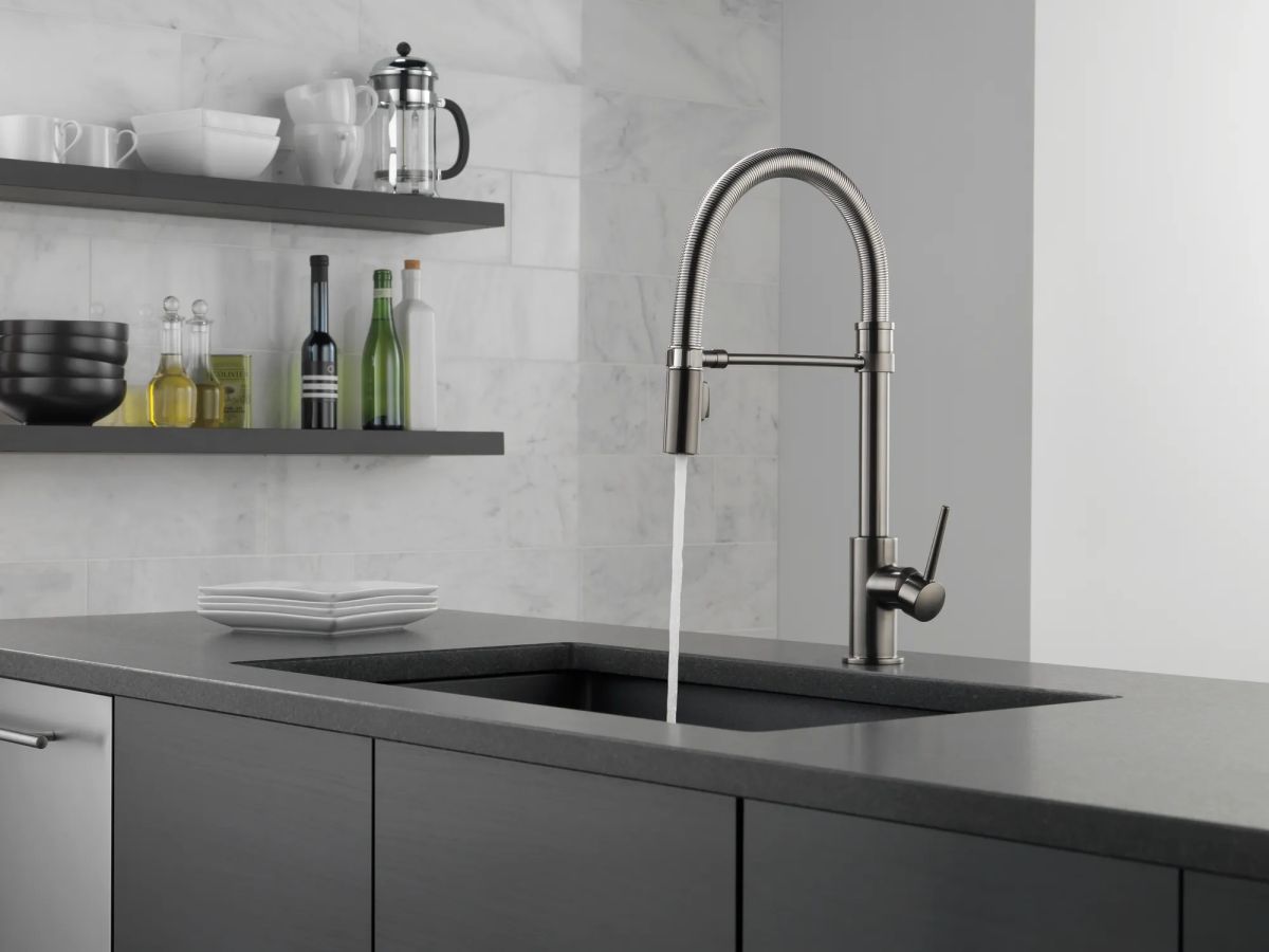 DELTA Trinsic Single-Handle Pull-Down Spring Kitchen Faucet — Black Stainless