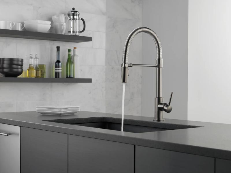 DELTA Trinsic Single-Handle Pull-Down Spring Kitchen Faucet — Black Stainless