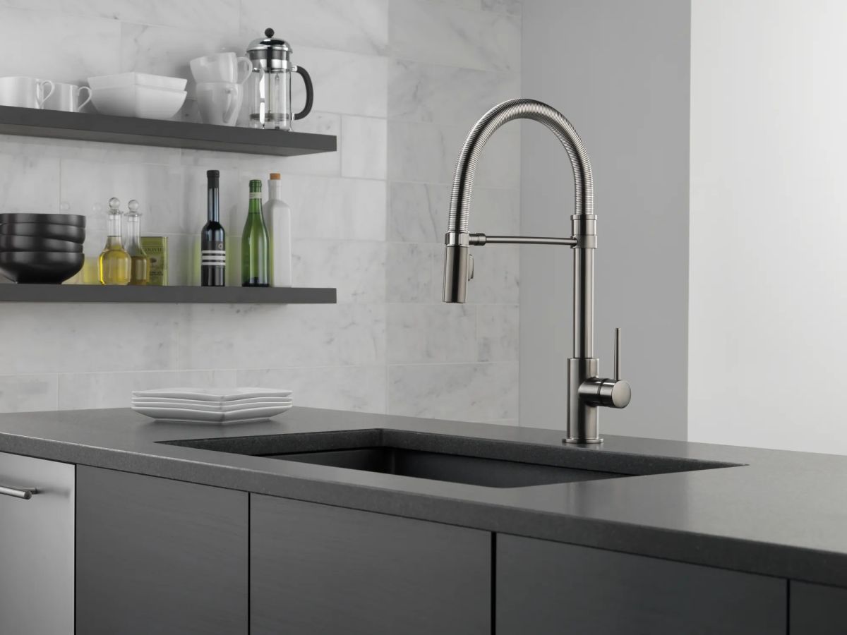 DELTA Trinsic Single-Handle Pull-Down Spring Kitchen Faucet — Black Stainless