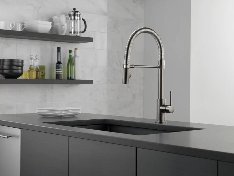 DELTA Trinsic Single-Handle Pull-Down Spring Kitchen Faucet — Black Stainless