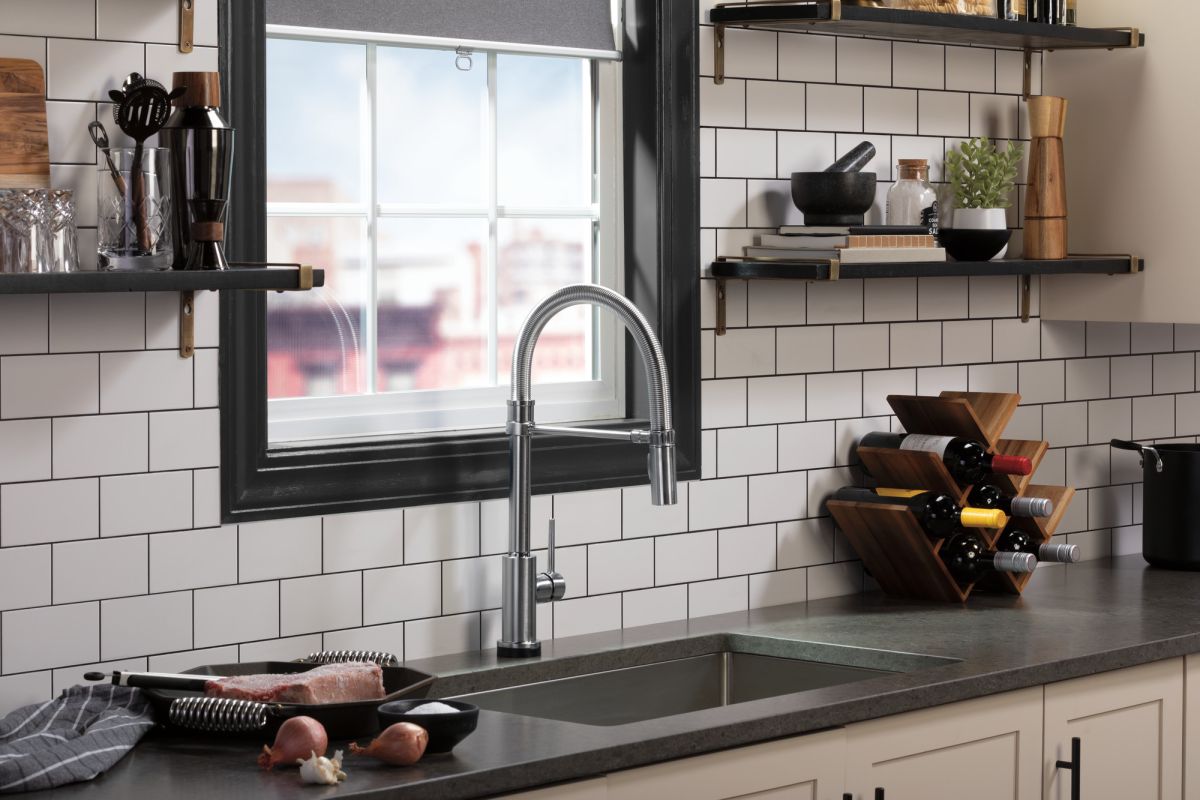 DELTA Trinsic Single-Handle Pull-Down Spring Kitchen Faucet with Touch2O Technology — Arctic Stainless