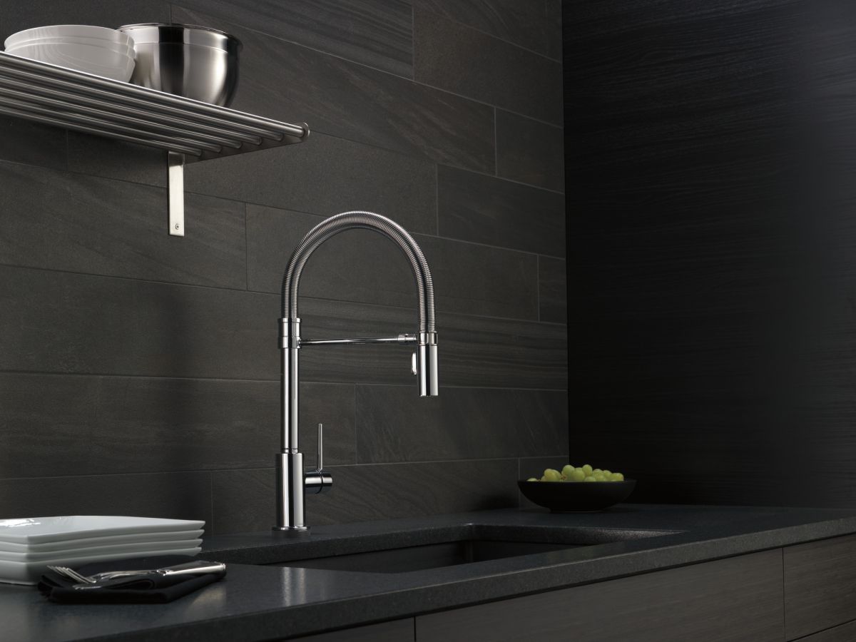 DELTA Trinsic Single-Handle Pull-Down Spring Kitchen Faucet with Touch2O Technology — Chrome