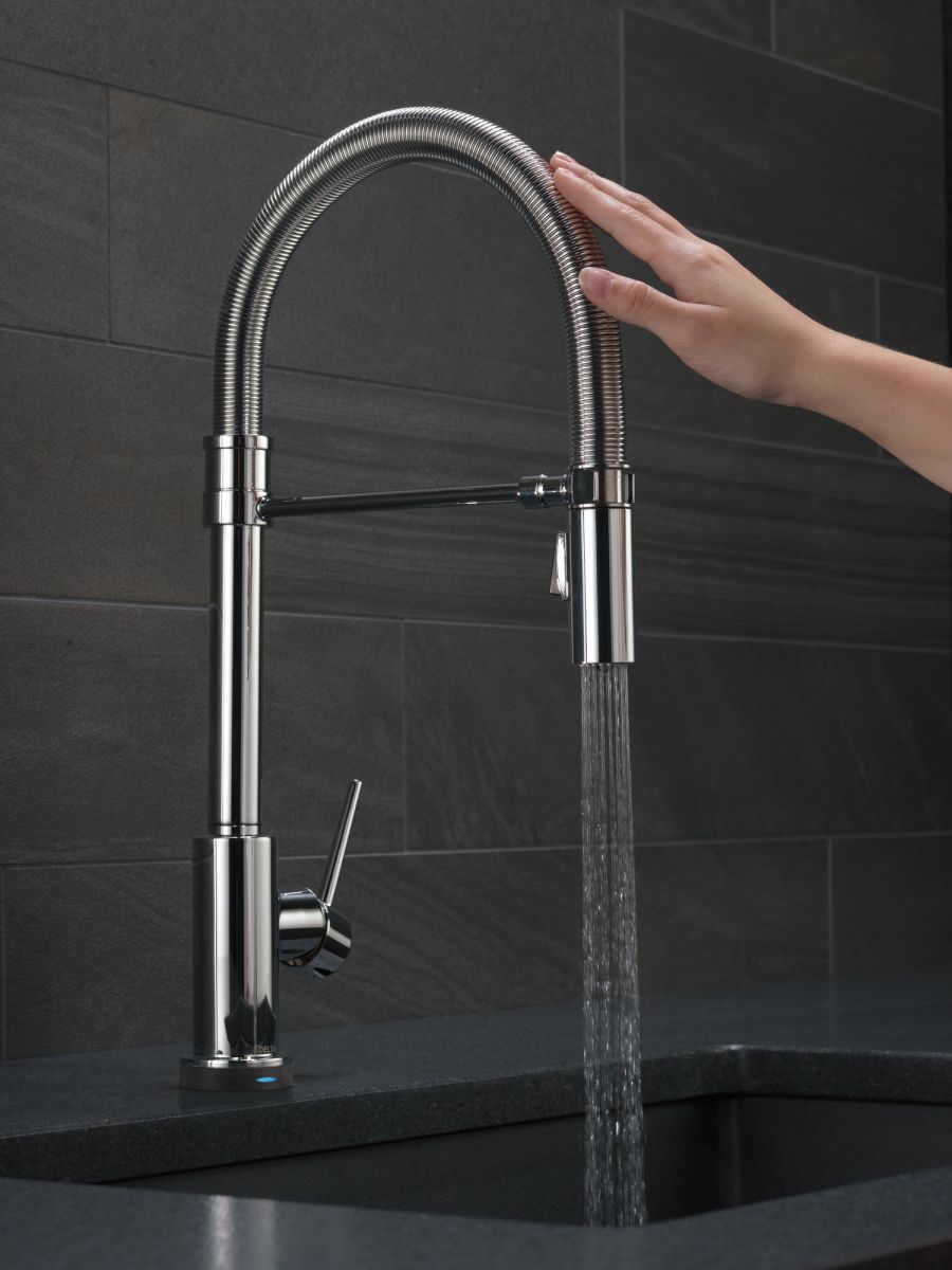 DELTA Trinsic Single-Handle Pull-Down Spring Kitchen Faucet with Touch2O Technology — Chrome