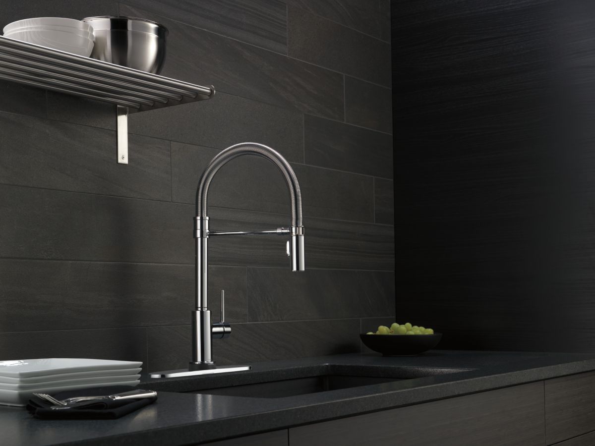 DELTA Trinsic Single-Handle Pull-Down Spring Kitchen Faucet with Touch2O Technology — Chrome