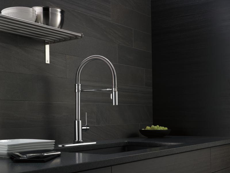 DELTA Trinsic Single-Handle Pull-Down Spring Kitchen Faucet with Touch2O Technology — Chrome