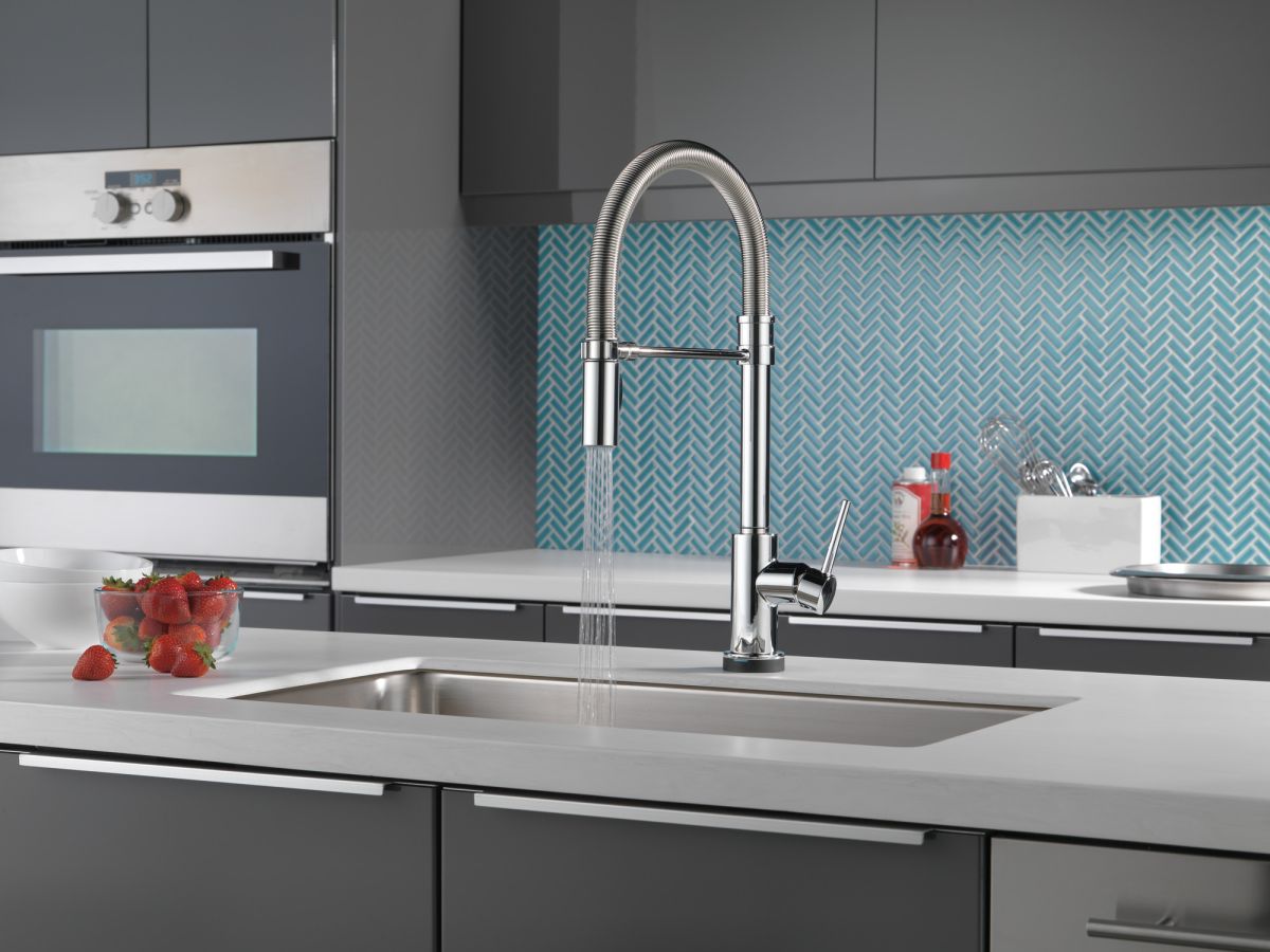 DELTA Trinsic Single-Handle Pull-Down Spring Kitchen Faucet with Touch2O Technology — Chrome