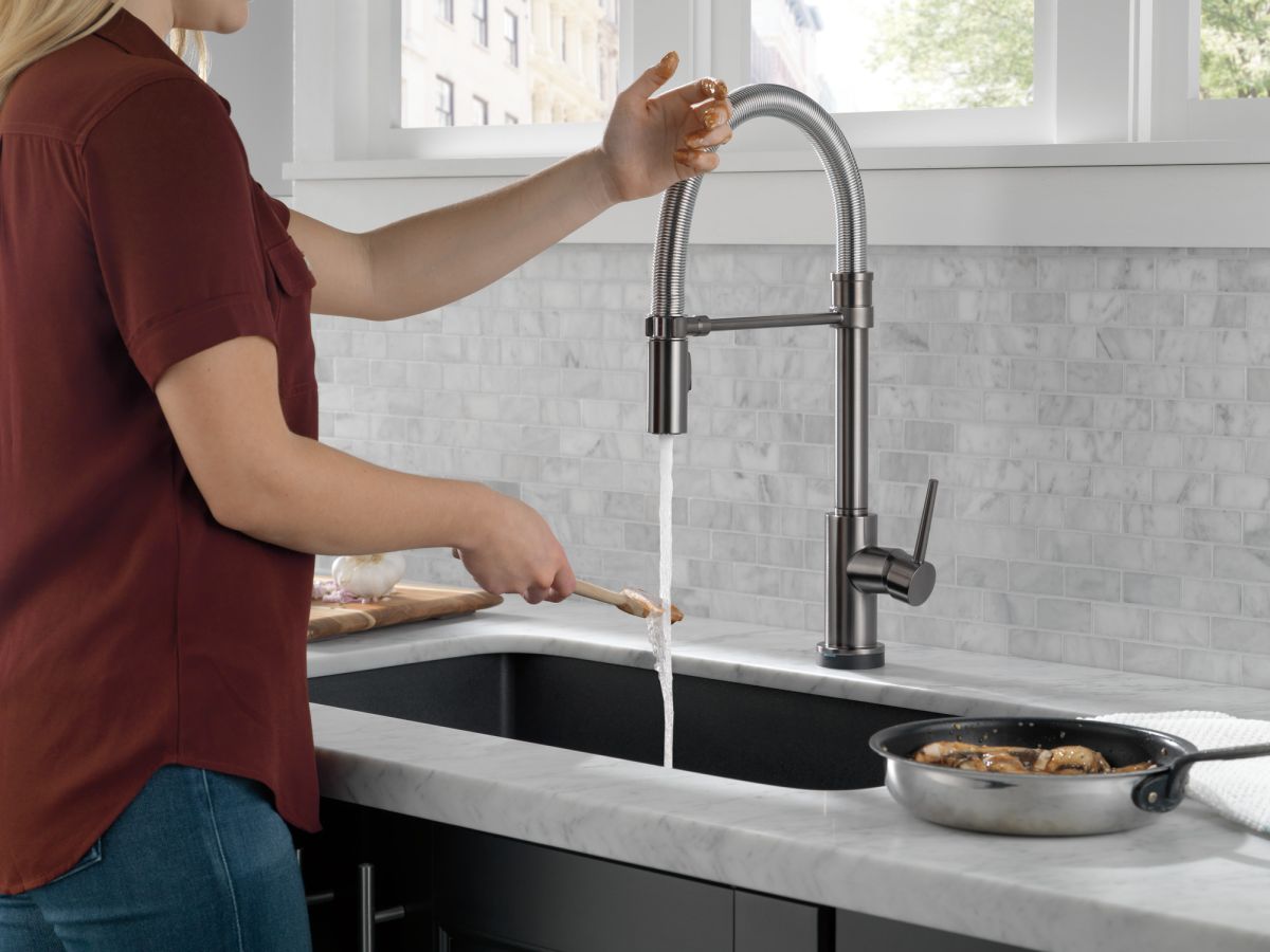 DELTA Trinsic Single-Handle Pull-Down Spring Kitchen Faucet with Touch2O Technology — Black Stainless