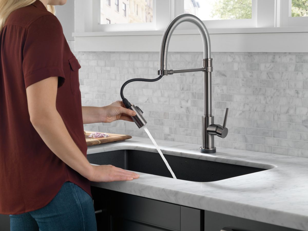 DELTA Trinsic Single-Handle Pull-Down Spring Kitchen Faucet with Touch2O Technology — Black Stainless