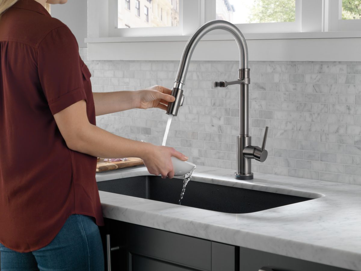 DELTA Trinsic Single-Handle Pull-Down Spring Kitchen Faucet with Touch2O Technology — Black Stainless