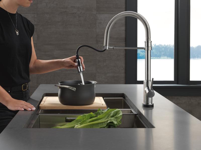DELTA Trinsic Touch2O Technology Kitchen Faucet with Touchless Technology — Arctic Stainless