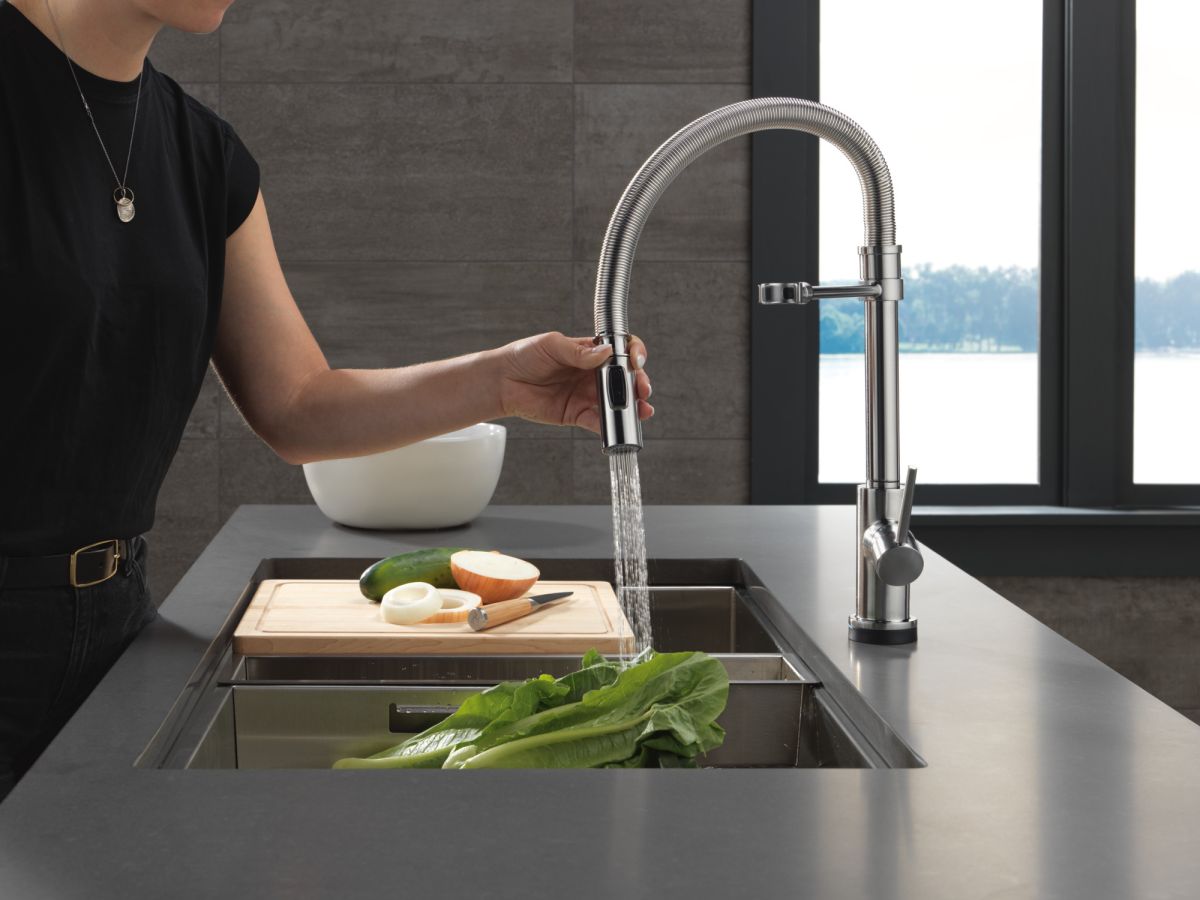 DELTA Trinsic Touch2O Technology Kitchen Faucet with Touchless Technology — Arctic Stainless