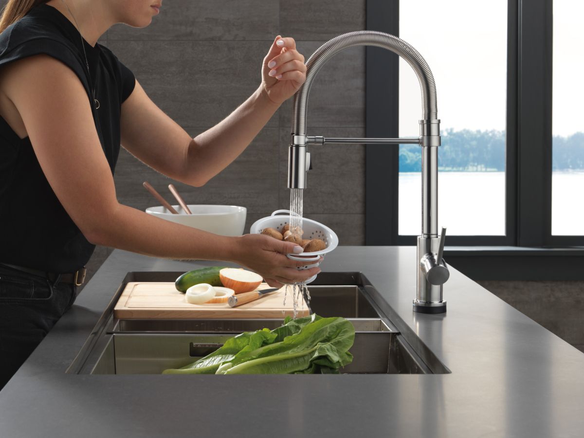 DELTA Trinsic Touch2O Technology Kitchen Faucet with Touchless Technology — Arctic Stainless