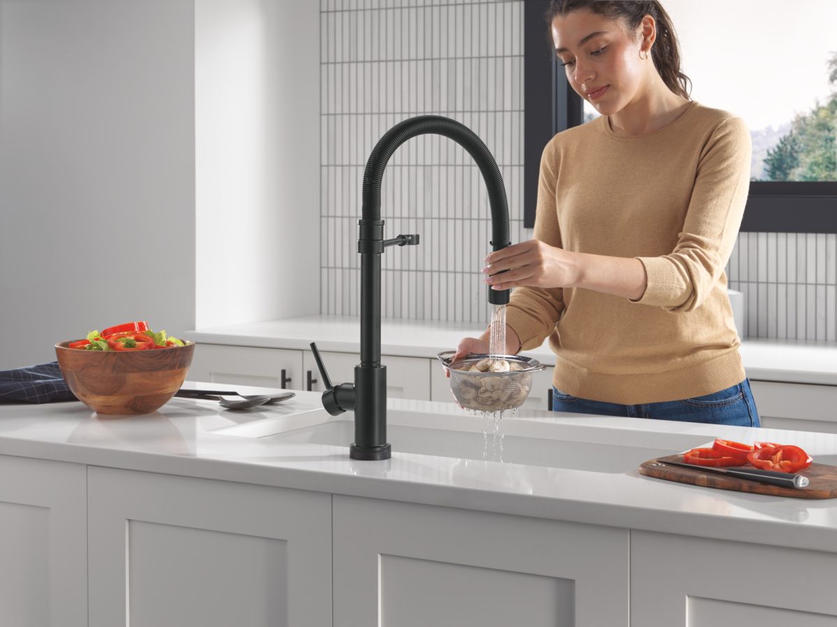 DELTA Trinsic Touch2O Technology Kitchen Faucet with Touchless Technology — Matte Black