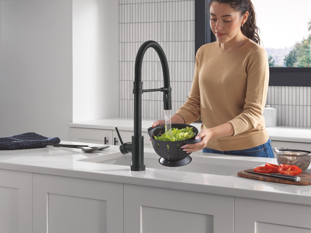 DELTA Trinsic Touch2O Technology Kitchen Faucet with Touchless Technology — Matte Black