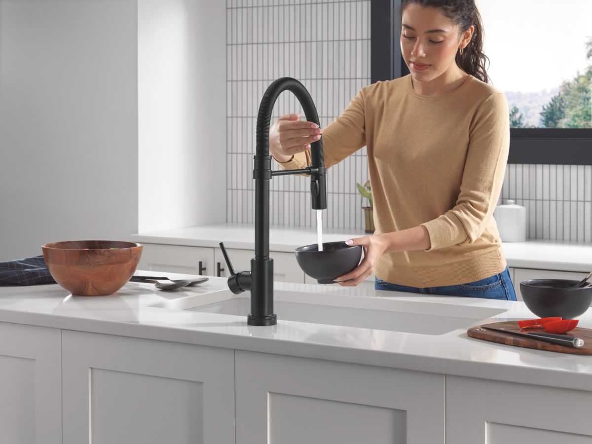 DELTA Trinsic Touch2O Technology Kitchen Faucet with Touchless Technology — Matte Black
