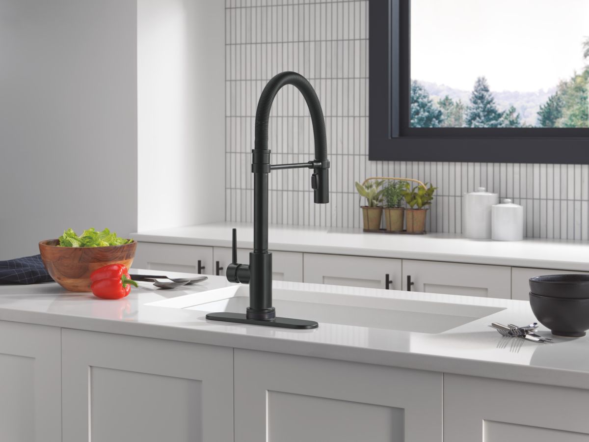DELTA Trinsic Touch2O Technology Kitchen Faucet with Touchless Technology — Matte Black