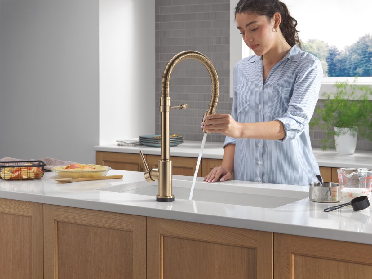 DELTA Trinsic Touch2O Technology Kitchen Faucet with Touchless Technology — Champagne Bronze