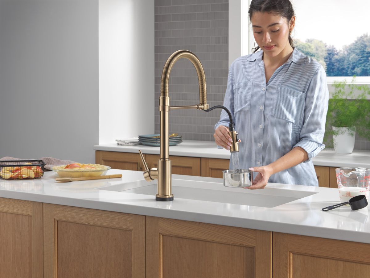 DELTA Trinsic Touch2O Technology Kitchen Faucet with Touchless Technology — Champagne Bronze