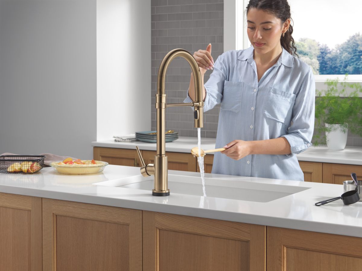 DELTA Trinsic Touch2O Technology Kitchen Faucet with Touchless Technology — Champagne Bronze