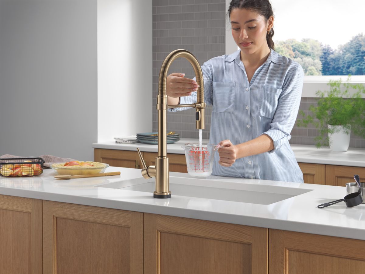 DELTA Trinsic Touch2O Technology Kitchen Faucet with Touchless Technology — Champagne Bronze