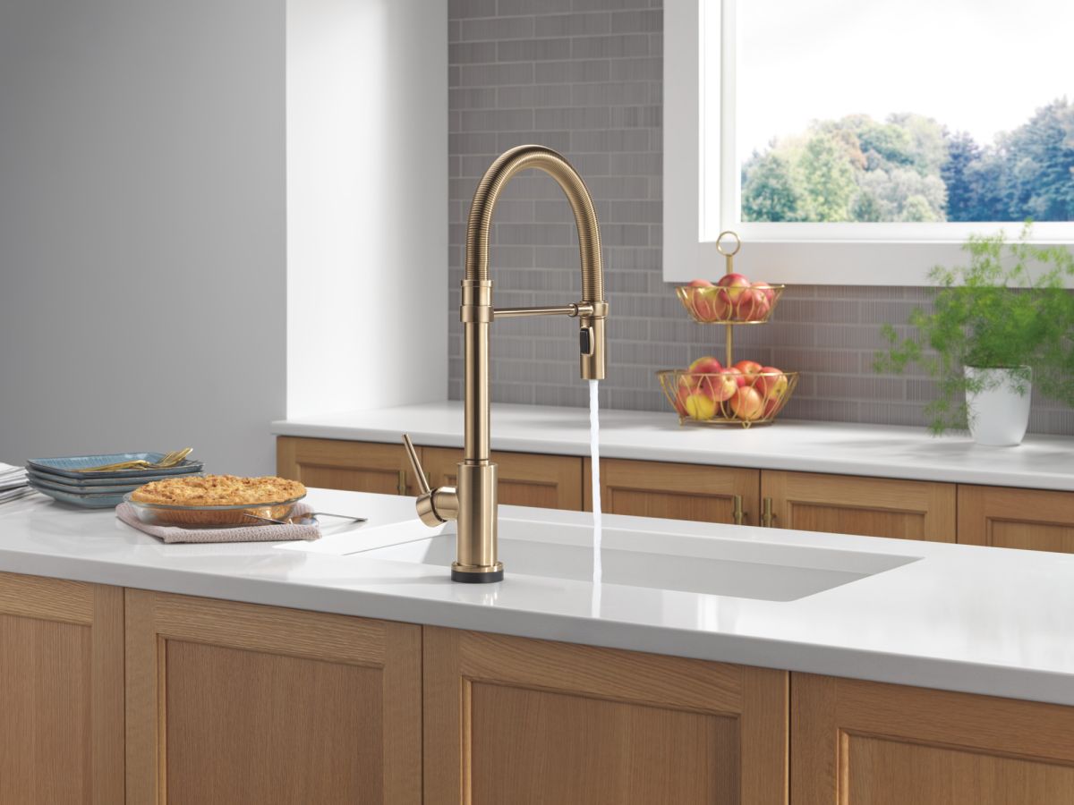 DELTA Trinsic Touch2O Technology Kitchen Faucet with Touchless Technology — Champagne Bronze