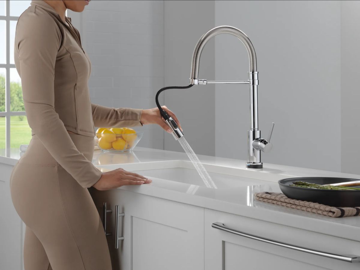 DELTA Trinsic Touch2O Technology Kitchen Faucet with Touchless Technology — Chrome