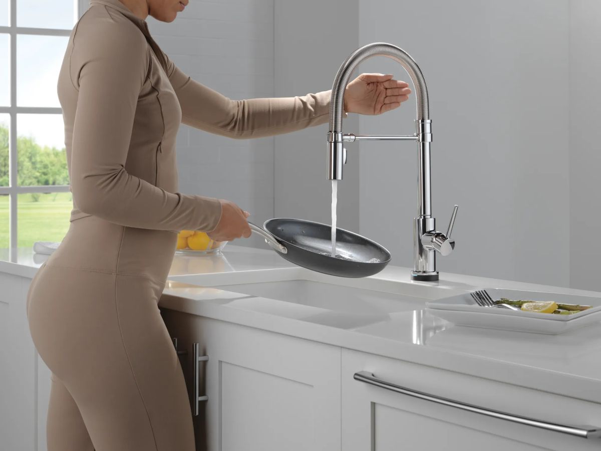 DELTA Trinsic Touch2O Technology Kitchen Faucet with Touchless Technology — Chrome