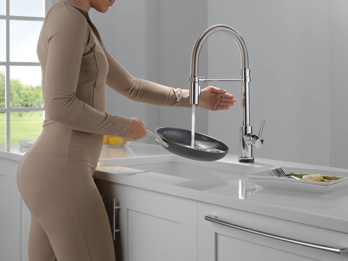 DELTA Trinsic Touch2O Technology Kitchen Faucet with Touchless Technology — Chrome