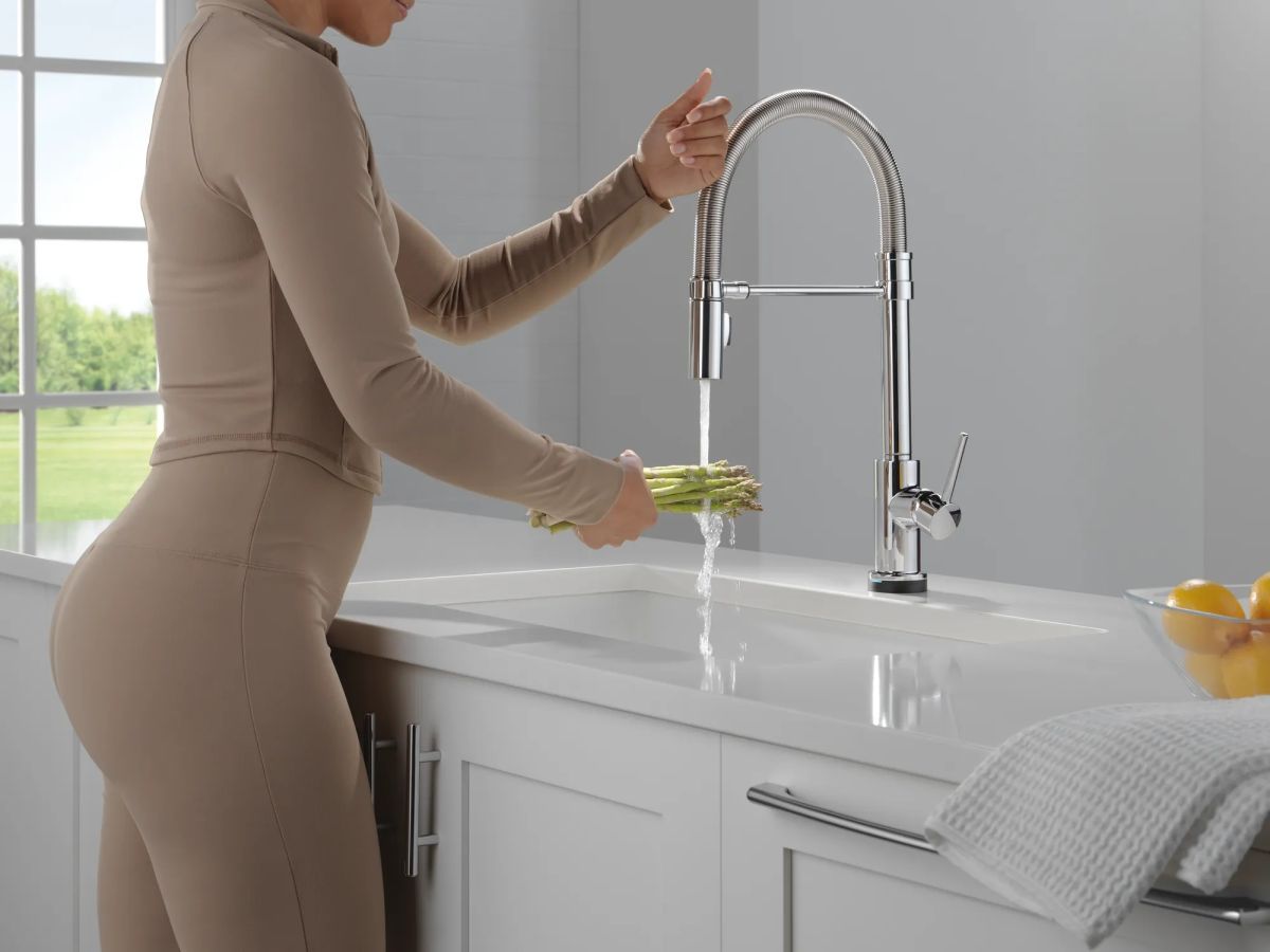 DELTA Trinsic Touch2O Technology Kitchen Faucet with Touchless Technology — Chrome