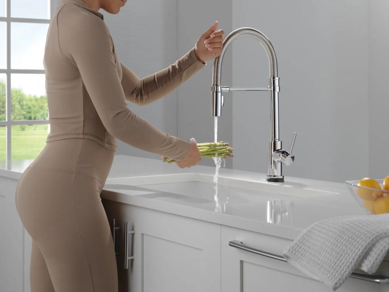 DELTA Trinsic Touch2O Technology Kitchen Faucet with Touchless Technology — Chrome