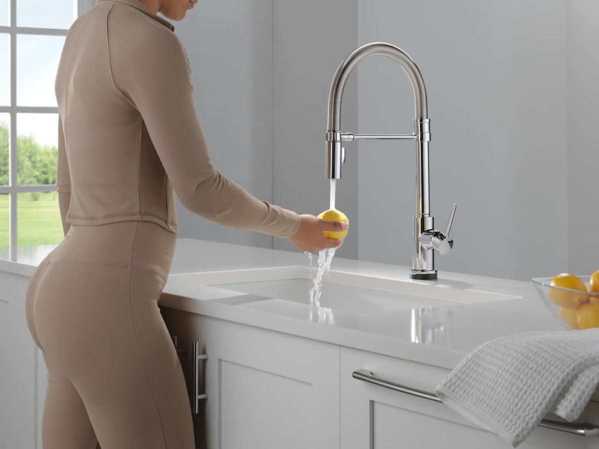DELTA Trinsic Touch2O Technology Kitchen Faucet with Touchless Technology — Chrome