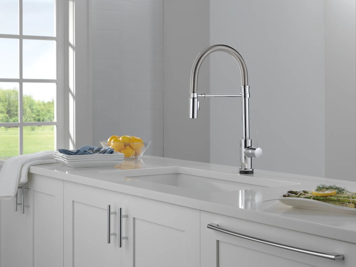 DELTA Trinsic Touch2O Technology Kitchen Faucet with Touchless Technology — Chrome