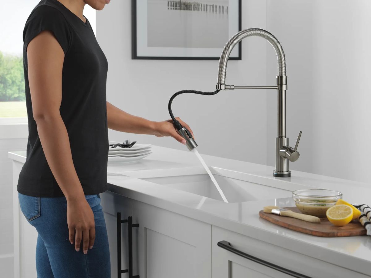 DELTA Trinsic Touch2O Technology Kitchen Faucet with Touchless Technology — Black Stainless