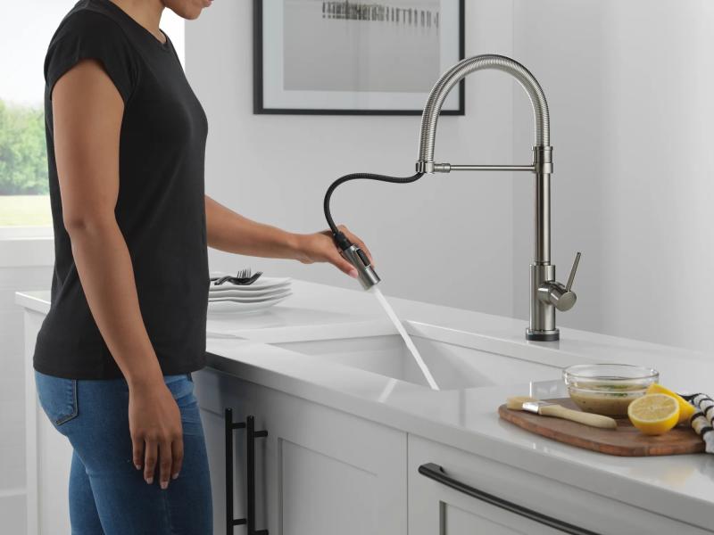 DELTA Trinsic Touch2O Technology Kitchen Faucet with Touchless Technology — Black Stainless