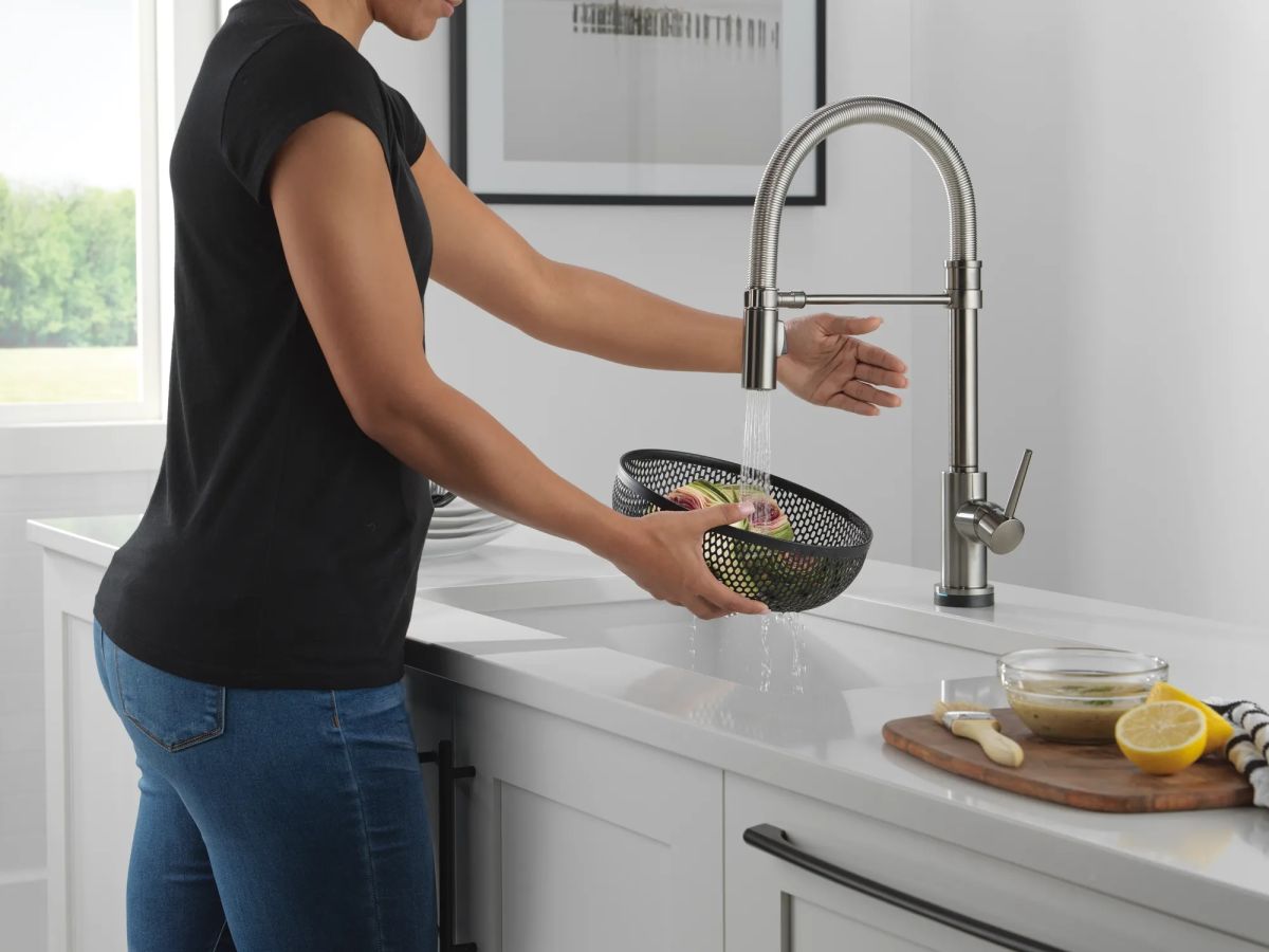DELTA Trinsic Touch2O Technology Kitchen Faucet with Touchless Technology — Black Stainless