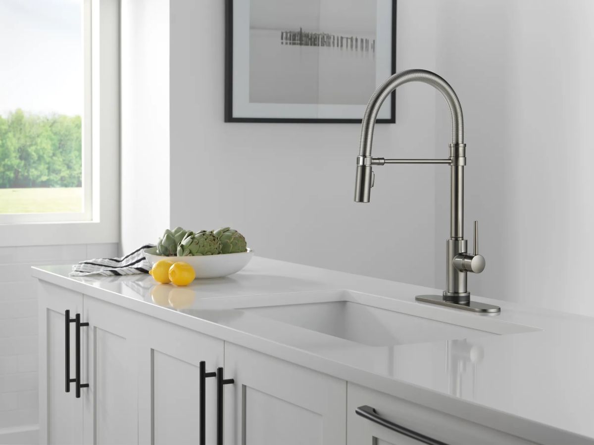 DELTA Trinsic Touch2O Technology Kitchen Faucet with Touchless Technology — Black Stainless