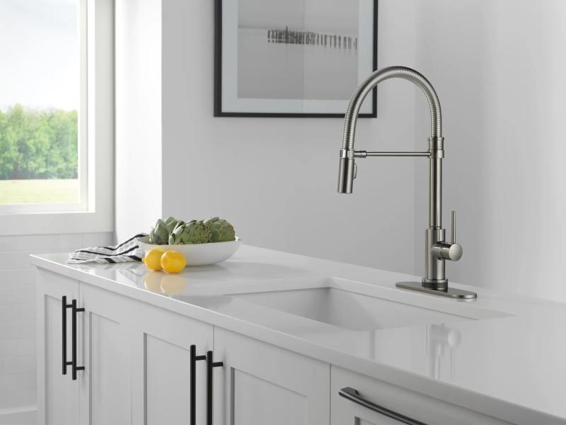 DELTA Trinsic Touch2O Technology Kitchen Faucet with Touchless Technology — Black Stainless