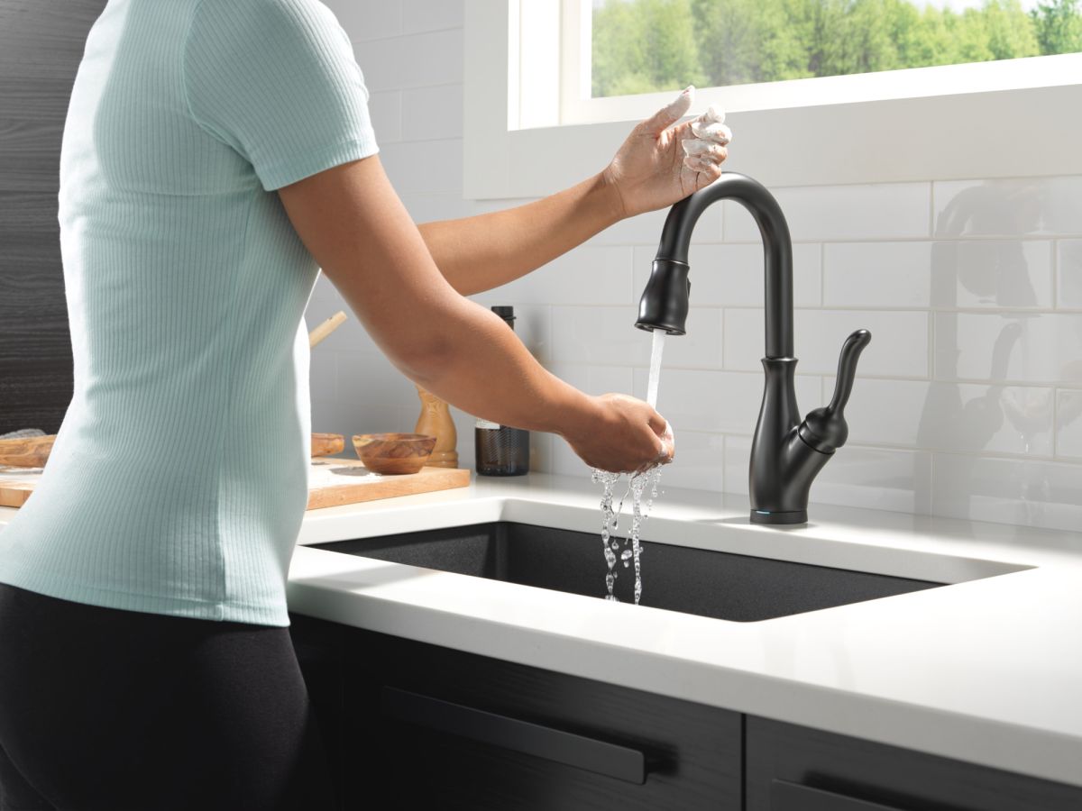 DELTA Leland Single Handle Pull-Down Bar / Prep Faucet With Touch2O Technology — Matte Black