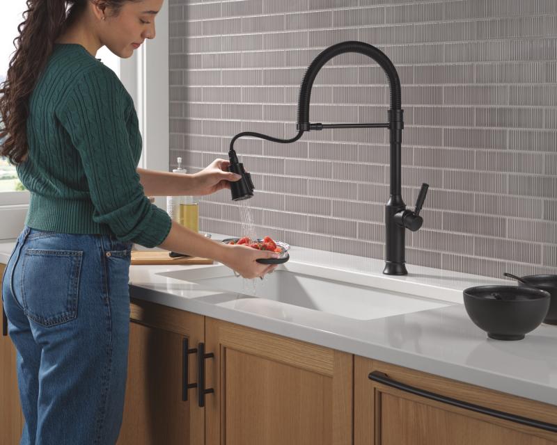 DELTA Renaldi Single-Handle Pull-Down Spring Kitchen Faucet — Matte Black