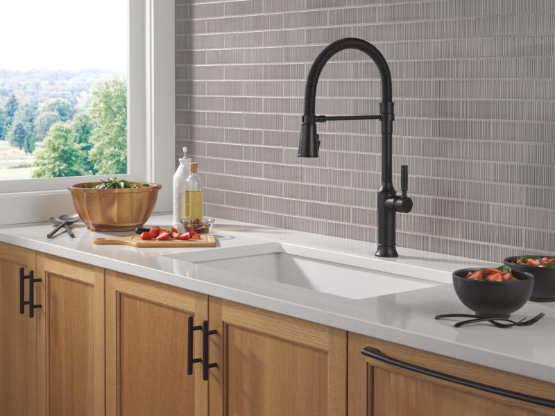 DELTA Renaldi Single-Handle Pull-Down Spring Kitchen Faucet — Matte Black