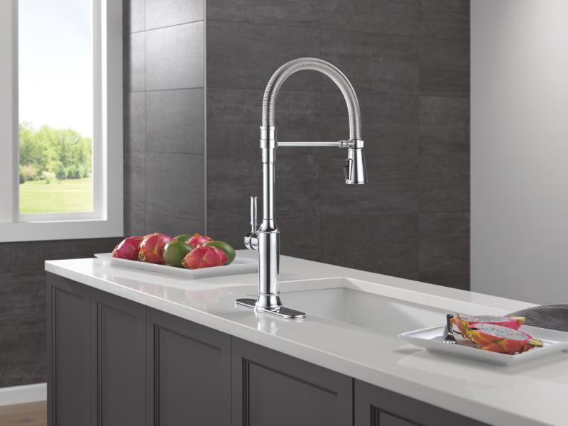 DELTA Renaldi Single-Handle Pull-Down Spring Kitchen Faucet — Lumicoat® Chrome