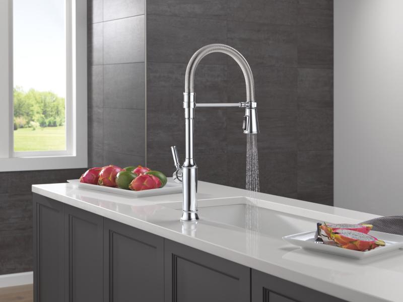 DELTA Renaldi Single-Handle Pull-Down Spring Kitchen Faucet — Lumicoat® Chrome