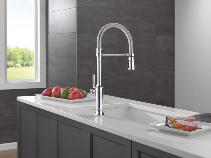 DELTA Renaldi Single-Handle Pull-Down Spring Kitchen Faucet — Lumicoat® Chrome