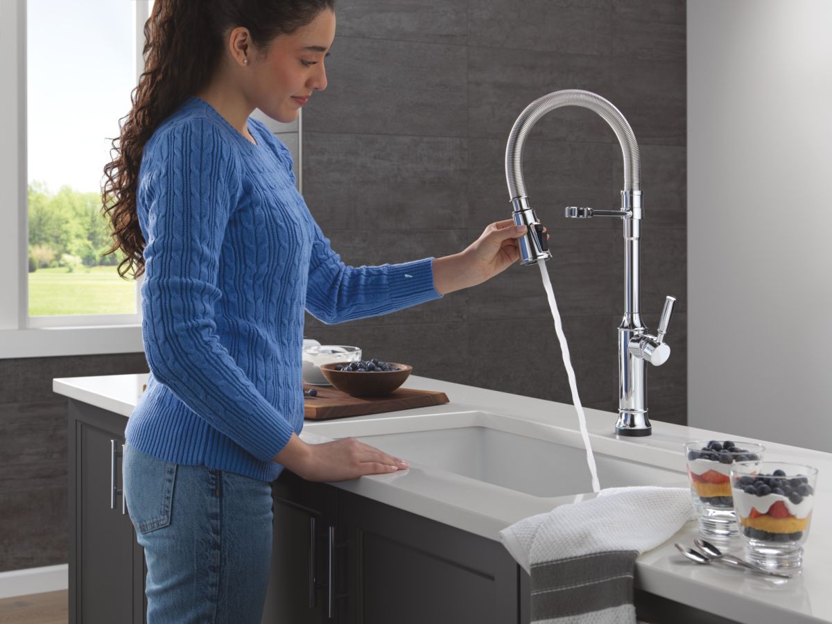 DELTA Renaldi Touch2O Technology Kitchen Faucet with Touchless Technology — Lumicoat® Chrome