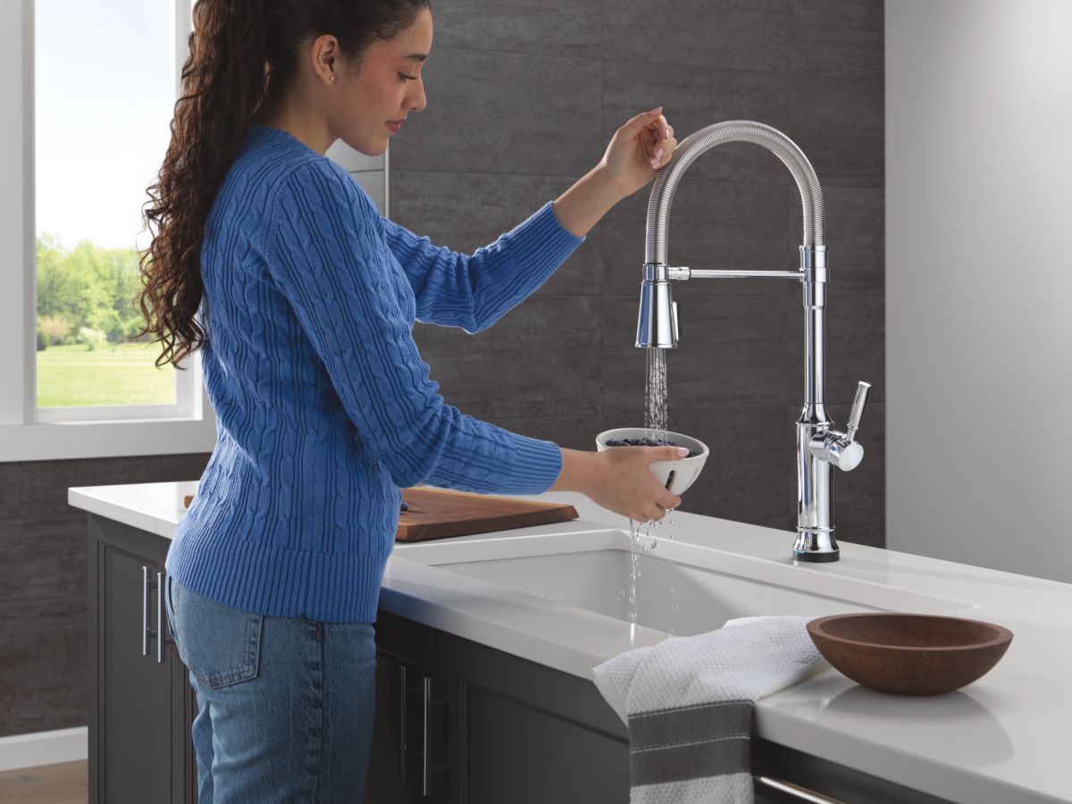 DELTA Renaldi Touch2O Technology Kitchen Faucet with Touchless Technology — Lumicoat® Chrome