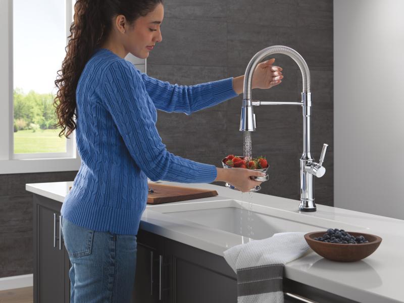 DELTA Renaldi Touch2O Technology Kitchen Faucet with Touchless Technology — Lumicoat® Chrome