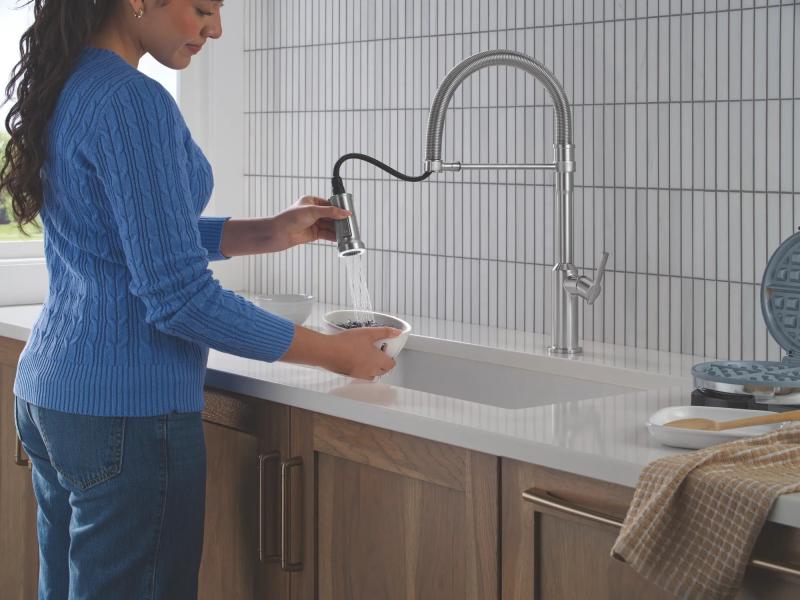DELTA Cordova Single Handle Pull-Down Kitchen Faucet With Spring Spout — Lumicoat® Arctic Stainless