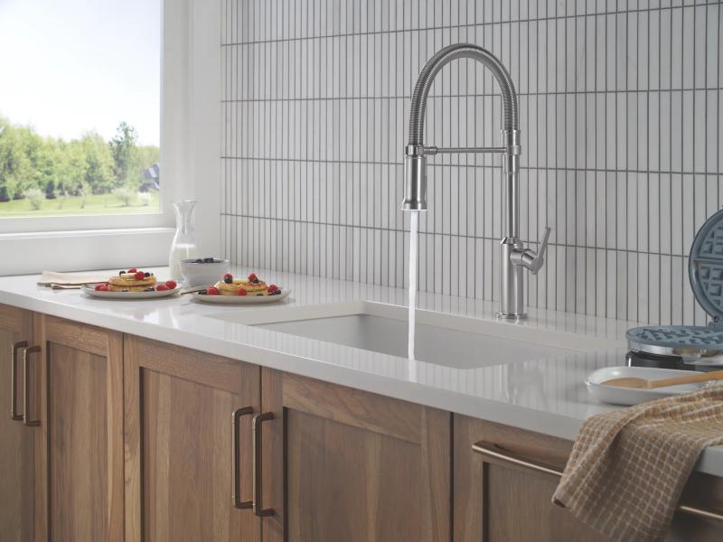 DELTA Cordova Single Handle Pull-Down Kitchen Faucet With Spring Spout — Lumicoat® Arctic Stainless