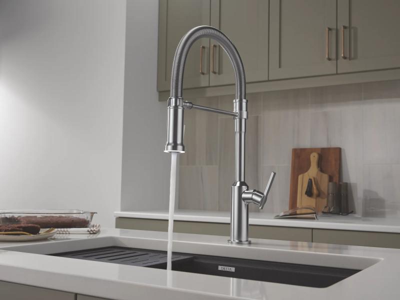 DELTA Cordova Single Handle Pull-Down Kitchen Faucet With Spring Spout — Lumicoat® Arctic Stainless