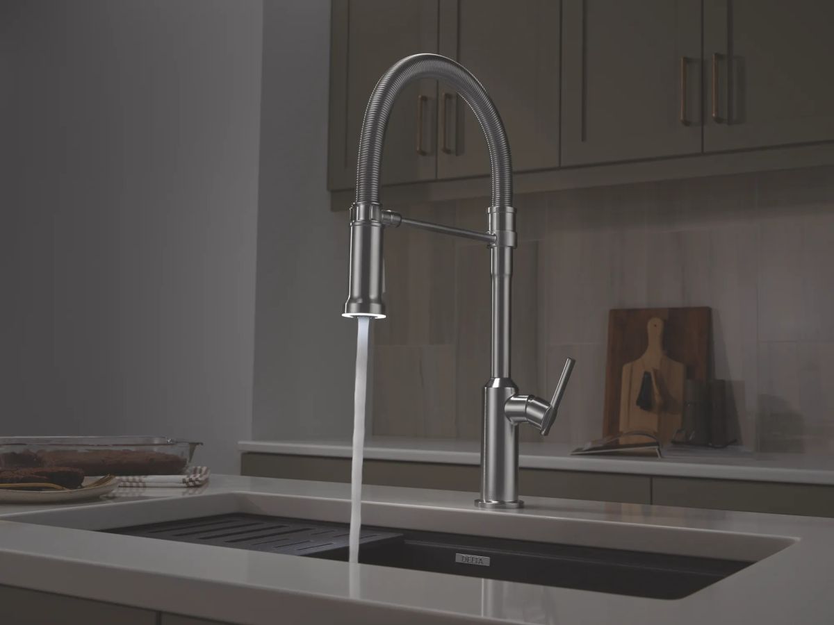 DELTA Cordova Single Handle Pull-Down Kitchen Faucet With Spring Spout — Lumicoat® Arctic Stainless